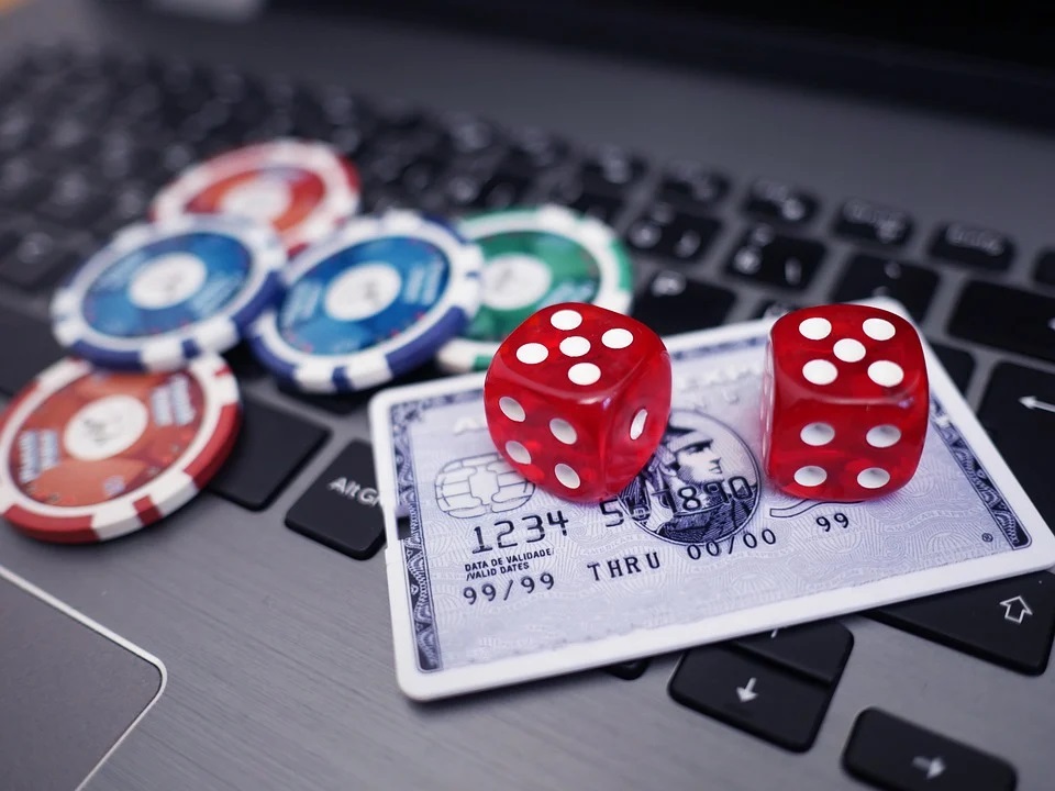 Here are some of the guides and strategies for playing online poker
